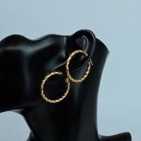 حلق ذهب تصميم المبروم عيار 18 وزن 2.2 جرام