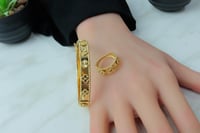 اسوارة فان كليف ذهب مع خاتم عيار 18 لأطلالة فاخرة