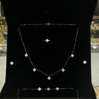 طقم ذهب الفان كليف نواعم تصميم الماس عيار 18 وزن 2...