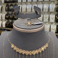 طقم ذه مع المخنق ناعم عيار 18 وزن 5.36 جرام