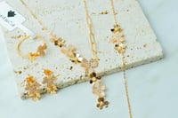 طقم ذهب عيار 21 شكل الوردات بتصميم الجنزير 11.4 جر...