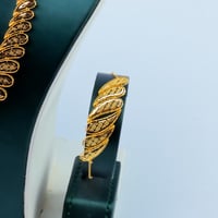 طقم ذهب كويتي بتصميم ملكي فاخر عيار 21 وزن 18.69 ج...