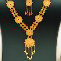 طقم ذهب عيار 21 تصميم زهري وزن 8.58 جرام بإطلالة ف...