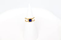 خاتم ذهب عيار 18 تصميم الماسي مزين بلون ازرق