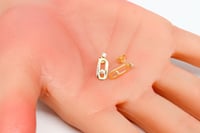 حلق ذهب بناتي انيق بتصميم المسيكاء عيار 18 وزن 0.8...