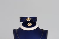 احصلى على طقم ذهب ناعم عيار 18 تصميم الماس وزن 8.6...