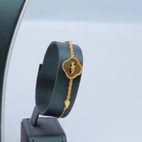 طقم ذهب مبروم عيار 21 بتصميم فاخر وزن 13.1 جرام