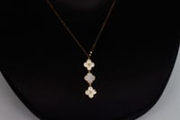 سلسال ذهب الفان كليف تصميم الماسي باللون الصدفي عي...