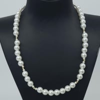 عقد مطعم بالؤلؤ الزراعي بتصميم الكرات الذهبية لأطل...