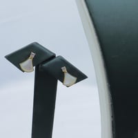 طقم ذهب عيار 18 تصميم ألماسي وزن 3.56 جرام – لإطلا...