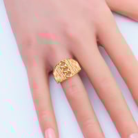 خاتم ذهب عيار 21 تصميم مخطط بارز وزن 2.84 جرام – ف...