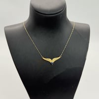 عقد ذهب جناح الصقر عيار 21 باللون الكحلي وزن 1.1 ج...