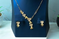 طقم ذهب عيار 21 شكل الوردات بتصميم الجنزير 11.4 جر...