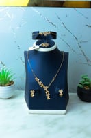 طقم ذهب عيار 21 شكل الوردات بتصميم الجنزير 11.4 جر...