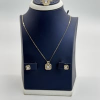 طقم ذهب تصميم الماسي عيار 18 وزن 7.44 جرام