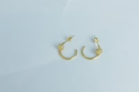 حلق ذهب عيار 18 تصميم المسمار وزن 1.7 جرام