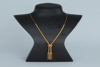 سبحة ذهب عيار 21 مطعمة بالميناء الاسود بوزن 5.4 جر...