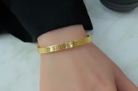 اسوارة فرزاتشي ذهب بتصميم عصري عيار 18