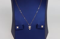 طقم ذهب اطفال تصميم حبة الؤلؤ عيار 18 وزن 1.8 جرام