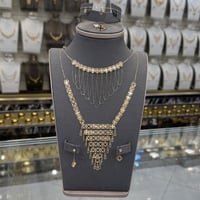 طقم ذهب مع المخنق ناعم عيار 18 وزن 7.6 جرام