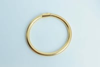 سوارة ذهب مودرن بتصميم مطاطي عيار 18 وزن 3.3 جرام