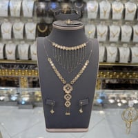 طقم ذه مع المخنق ناعم عيار 18 وزن 5.36 جرام