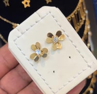 حلق ذهب الفان كليف تصميم الوردة عيار 18 وزن 1.4 جر...