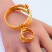 سوارة ذهب تصميم ايطالي مع الخاتم عيار 21 وزن 19.57...