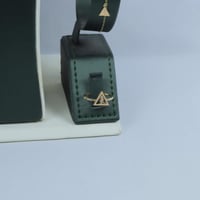 طقم ذهب عيار 18 بتصميم دورين انيق وزن 4.2 جرام