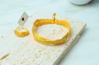 اسوارة مع خاتم ذهب بتصميم الاوميقاء عيار 21