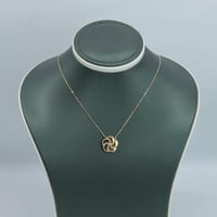 عقد ذهب الوردة عيار 18 وزن 2.88 جرام