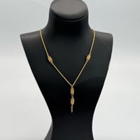 سبحة ذهب عيار 21 مطعمة بلون الميناء الكحلي وزن 4.9...