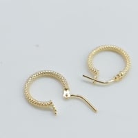 حلق ذهب عيار 18 بتصميم ايطالي مقمش وزن 0.77 جرام