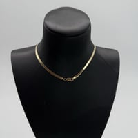 عقد ذهب الفلات تصميم الماسي باللون الكحلي عيار 18...