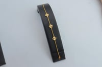 سوارة ذهب الفان كليف ثلاث وردات عيار 21 وزن 3.7 جر...