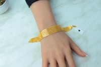 اسوارة ذهب عريضة عيار 21 بتصميم غصن زيتون وزن 14.3...