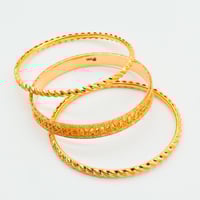 غوايش ذهب عيار 21 بكج بتصميم مبروم مع ديور وزن 16....