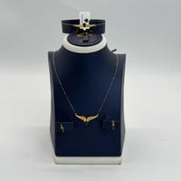 طقم ذهب جناح الصقر باللون الكحلي عيار 21 وزن 3.9 ج...