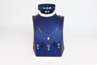 طقم ذهب بوشرون الملون تصميم الماسي عيار 18 وزن 4.4...