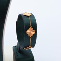 طقم ذهب تصميم الفان كليف ثلاث وردات عيار 21 وزن 6....