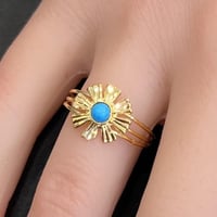 خاتم ذهب عيار 21 بتصميم رمش بلون فيروزي بوزن 1.7 ج...