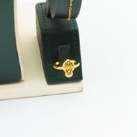 طقم ذهب شبكة عيار 21 وزن 9.53 جرام بتصميم منحني أن...