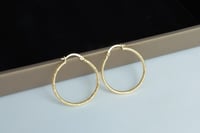 حلق ذهب مدور عيار 18 بتصميم ايطالي وزن 3.16 جرام