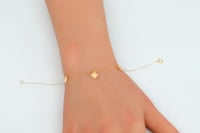 سوارة ذهب تصميم وردة الفان كليف نواعم عيار 18 وزن...