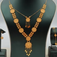 طقم ذهب عيار 21 تصميم زهري وزن 8.58 جرام بإطلالة ف...