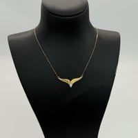 عقد ذهب جناح الصقر عيار 21 باللون الابيض وزن 1.2 ج...