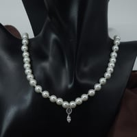 عقد مطعم بالؤلؤ الزراعي الماسي مزين بحبات الذهب ال...