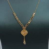 افخم طقم ذهب عيار 21 بتصميم عصري انيق وزن 8.2 جرام