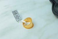 خاتم ذهب ناعم عيار 21 مميز بنقش دائري فاخر