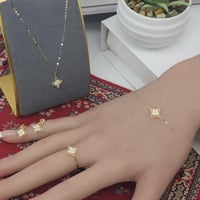 طقم وردة الكوين تصميم الماسي ذهب عيار 18 وزن 2.6 ج...